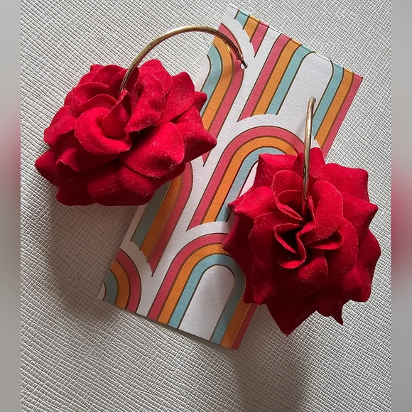 Red Rose Hoop Goldtone Earrings New Without Tags - Picture 3 of 8